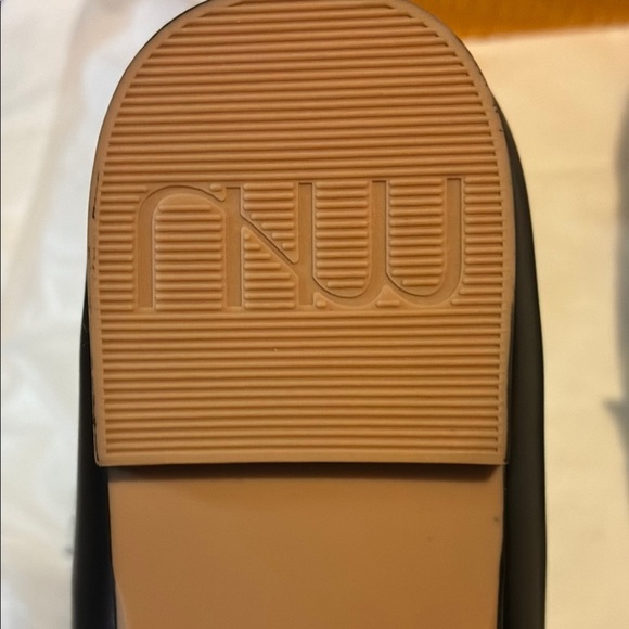 Sleek Black Leather Flats for Business - Picture 4 of 7